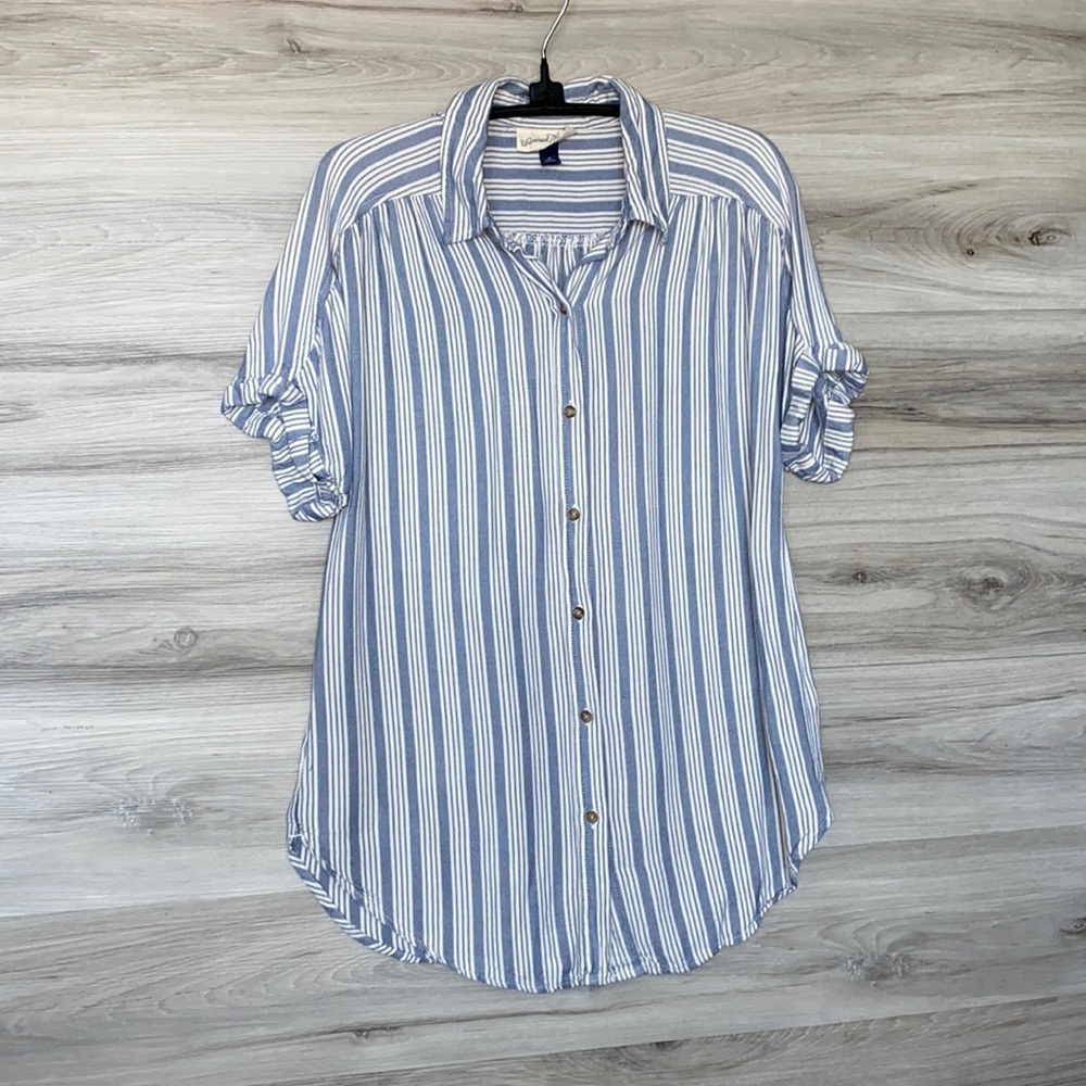 EUC- Women’s Rayon SS Button Down Top, XS